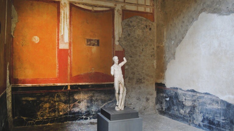 Die Bilder zeigen die Ausgrabungsstätte Pompeji. Gabriel Zuchtriegel leitet den Park Pompeji. Er verrät in SWR1 Leute, wie die Menschen damals vor dem Ausbruch des Vesuv wirklich gelebt haben.