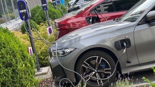 E-Autos werden auf einem Parkplatz voller Ladesäulen geladen. Pkw mit Stecker werden immer mehr privat gekauft - vor allem von Jüngeren. Der Anteil an E-Autobesitzern in Baden-Württemberg und Rheinland-Pfalz liegt über dem Bundesdurchschnitt.