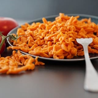 Rote Tomatenspätzle auf einem Teller