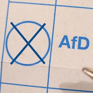 Kreuz bei der AfD auf einem Wahlzettel zur Bundestagswahl 2025.