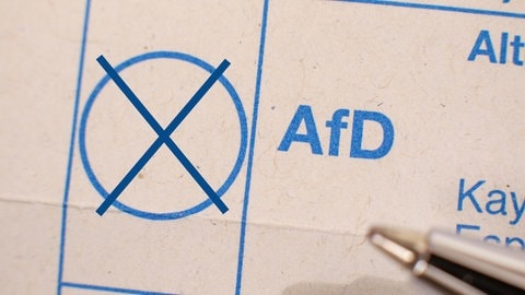Kreuz bei der AfD auf einem Wahlzettel zur Bundestagswahl 2025.