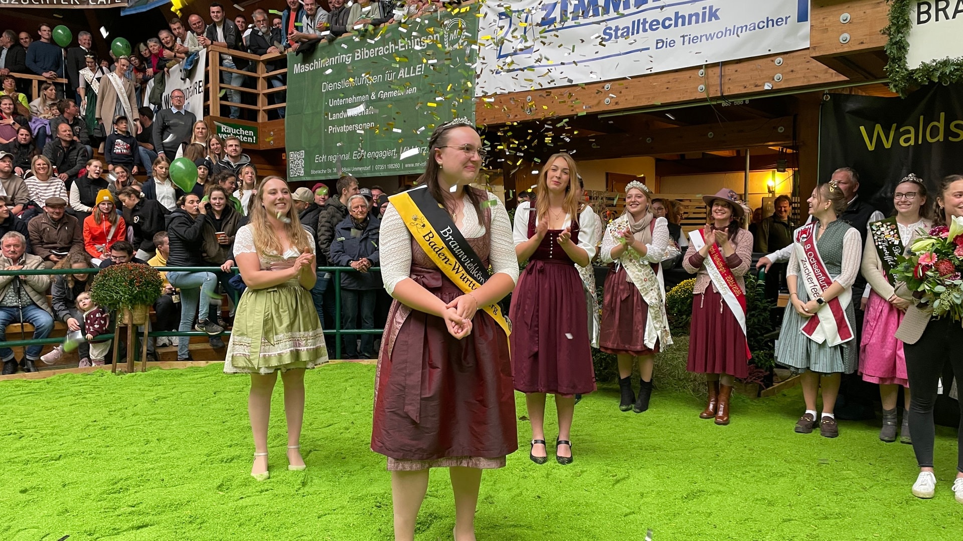 Wahl der Braunviehkönigin: Teresa Hörmann aus Unteropfingen gewinnt