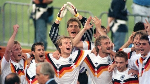 Die deutsche Mannschaft jubelt über den Gewinn der Fußball-WM am 08.07.1990 im Olympiastadion von Rom
