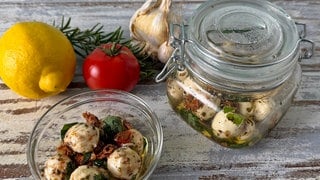 Eingelegte Mini-Mozzarella-Kugeln