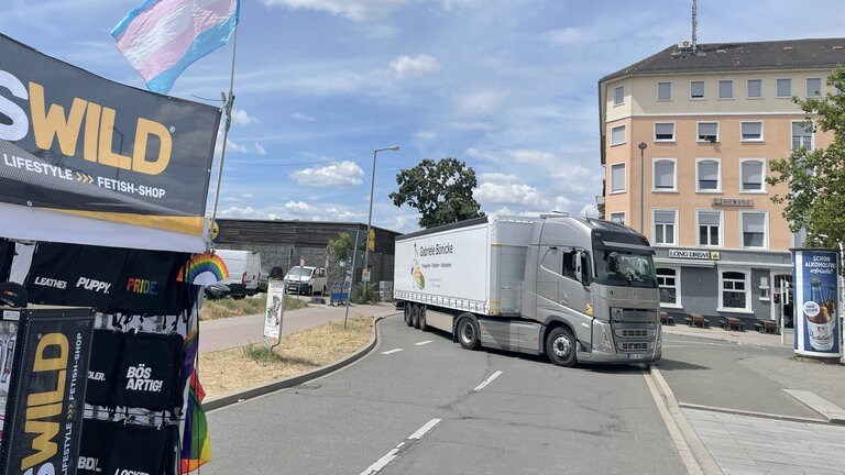 Ein LKW blockiert eine Straße