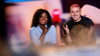 Das Bild zeigt eine Frau und einen Mann in der Mainstage des SWR