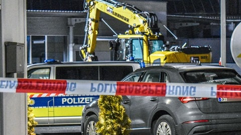 Die Polizei stoppt einen Baggerfahrer nach einer Irrfahrt von Grünsfeld und Tauberbischofsheim (Archivbild). Noch immer laufen die Ermittlungen gegen die Polizisten nach den tödlichen Schüssen. 
