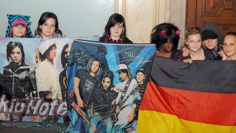 Französische Fans von Tokio Hotel, die 2008 mehrere Tage auf vor dem Hotel der Band warteten