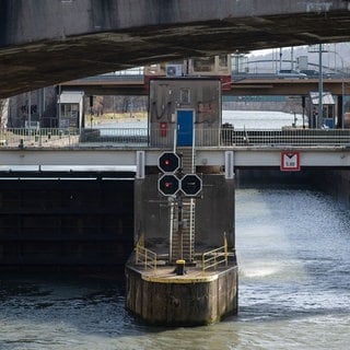 Leuchtsignale stehen an der Schleuse der Staustufe Cannstatt am Neckar auf rot. 