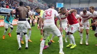 Der VfB bejubelt den Klassenerhalt in Paderborn