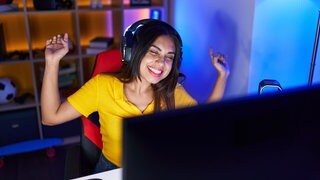 Eine Streamerin freut sich und ist für ihre Zuschauer*innen ein Vorbild.