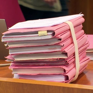 Gesammelte Akten auf Schreibtisch im Gerichtssaal