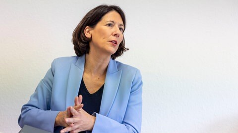 Gegen die rheinland-pfälzische Wirtschaftsministerin Schmitt (FDP) stehen Vorwürfe wegen angeblich unlauterer Verflechtungen zwischen Privatinteresse und Staatsamt im Raum.