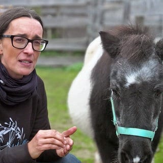 Pferderetterin Sonia Mauceri mit dem Shetlandpony Hera
