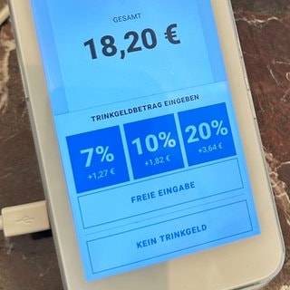 Auf dem Display eines Kartenlesegerätes werden Optionen für Trinkgeld angezeigt. Im Netz gibt es dazu viele Diskussionen. 