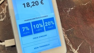 Auf dem Display eines Kartenlesegerätes werden Optionen für Trinkgeld angezeigt. Im Netz gibt es dazu viele Diskussionen. 