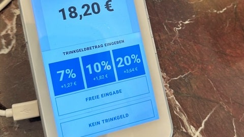 Auf dem Display eines Kartenlesegerätes werden Optionen für Trinkgeld angezeigt. Im Netz gibt es dazu viele Diskussionen. 
