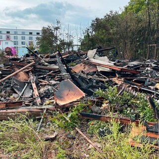Am Tag nach dem Brand liegt verbranntes Material an der Einsatzstelle an der Mombacher Straße in Mainz. 