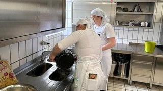 Die Azubis in der Hauswirtschaft aus Kupferzell (Hohenlohekreis) wollen mit veralteten Vorurteilen übe das Berufsfeld aufräumen.