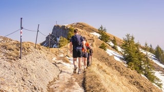Auch einfache Wandertouren sollten gut vorbereitet werden. Wanderer sollten sich genau über die aktuellen Bedingungen und Veränderungen vor Ort informieren, bevor sie loslaufen. | Klimawandel: Ist Wandern auch auf einfachen Wegen gefährlicher geworden?