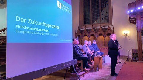 Pro Presbyterium - hier wird über den Sparkurs der evangelischen Kirche der Pfalz diskutiert.