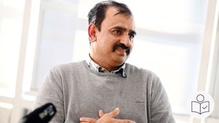 Der Taxifahrer Muhammed A. aus Ludwigshafen. Er hat einen Preis für Zivil·courage bekommen. Rechts das SWR Logo für Leichte Sprache.
