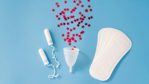 Hygieneartikel für die Menstruation: Tampon, Menstruationstasse, Binde, Slipeinlage: Vielerorts wird nach wie vor nicht über "die Tage" gesprochen, obwohl viele Menstruierende vor und während ihrer Regelblutung starke Schmerzen oder psychische Verstimmungen haben