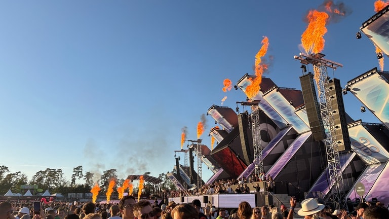 Die "Cloud 9"-Bühne mit hauptsächlich elektronischer Musik auf dem Glücksgefühle-Festival bietet viel Feuer- und Konfettieinlagen.