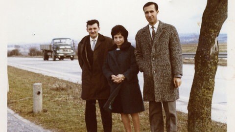 Patenonkel und Eltern von Cem Özdemir auf dem Weg zur Trauung im Generalkonsulat München. Der Vater (r.) trägt den Mantel, den mittlerweile Cem Özdemir geerbt hat.