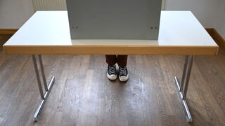 Eine 18-jährige Wählerin wirft in einem Wahlraum im Rathaus im Sigmaringer Stadtteil Laiz einen Wahlschein in eine Wahlurne.