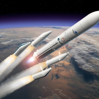 Künstlerische Darstellung der Konfiguration der Ariane 6-Rakete mit vier Boostern beim Start ins All.
