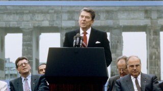 Ronald Reagan während seiner Rede vor der Berliner Mauer