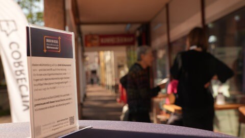 Austausch vor dem Ladenlokal: Das PopUp Studio von SWR und CORRECTIV in Stuttgart-Vaihingen bietet einen Austauschraum von Journalisten und Bürgerinnen und Bürgern.