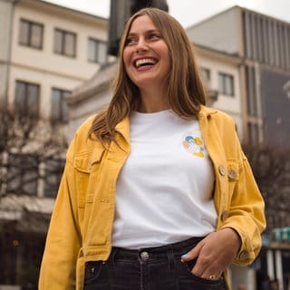 Ann-Christin Rittau trägt eine gelbe Jacke und lächelt in die Kamera.