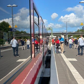 Zum ersten Mal seit fast vier Jahren rollte heute ein Zug von Gerolstein nach Köln aus dem Bahnhof aus.
