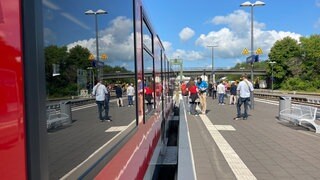 Zum ersten Mal seit fast vier Jahren rollte heute ein Zug von Gerolstein nach Köln aus dem Bahnhof aus.