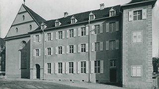 Ein Gebäude von außen in schwarz-weiß