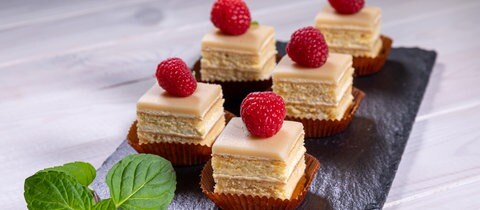 Petit Fours mit Himbeeren und Marzipan sind kleine französische Törtchen – ein tolles Dessert