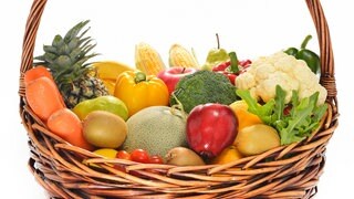 Weidenkorb, gefüllt mit Obst und Gemüse: Die Kost sollte aus sehr viel Gemüse und Obst bestehen. Die Aktion "5 a Day", also fünf Portionen Obst und Gemüse am Tag, ist da sehr wichtig.