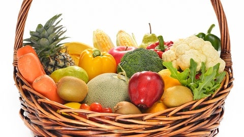 Weidenkorb, gefüllt mit Obst und Gemüse: Die Kost sollte aus sehr viel Gemüse und Obst bestehen. Die Aktion "5 a Day", also fünf Portionen Obst und Gemüse am Tag, ist da sehr wichtig.
