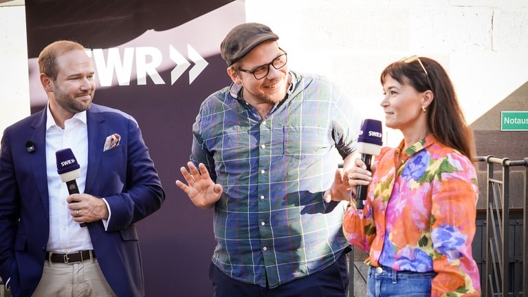 Weindorf-Treff 2026 Stuttgart mit der Pfännle-Moderatorin Petra Klein mit Gäste: Ferdinand Eppli (Betriebswirt, Diamantengutachter, Versteigerer), Michael Nagl (Bassbariton, Oper), Constanze Müller (Theaterleiterin STAGE Theater Stuttgart) und Weinprinzessin Anna Maria Joos 