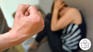 EIne geballte Männer-Faust. Im Hintergrund eine Frau. Die Frau liegt am Boden. Rechts das SWR Logo für Leichte Sprache. 