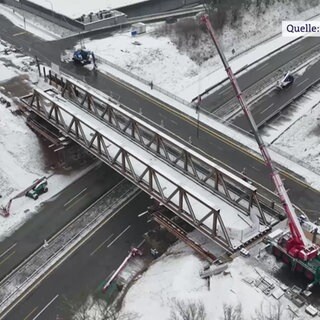 Eine Autobahnbrücke an der A48