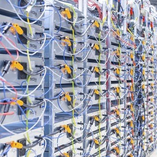 Batterie-Speicher boomen. Besonders in Eifel und Hunsrück bauen große Unternehmen Energie-Speicher-Anlagen. Das größte Batteriespeicherwerk Deutschlands soll in Wittlich gebaut werden.