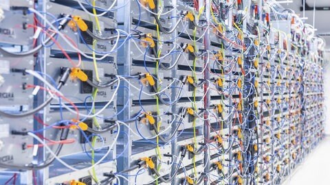 Batterie-Speicher boomen. Besonders in Eifel und Hunsrück bauen große Unternehmen Energie-Speicher-Anlagen. Das größte Batteriespeicherwerk Deutschlands soll in Wittlich gebaut werden.