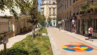 Blick in die autofreie und begrünte Rue aux écoles Ferdinand Flocon in Paris, 2023 