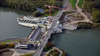 Archiv: Luftbild des Rheinkraftwerks Iffezheim (Baden-Württemberg). Nach Angaben der EnBW wirken sich die niedrigen Wasserstände in den Flüssen bereits spürbar auf die Erzeugung der Laufwasserkraftwerke aus.