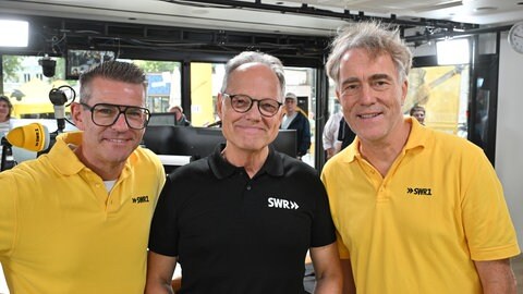 Bitte lächeln! SWR Intendant Kai Gniffke (Mitte) war im Gläsernen Studio bei Frank Jenschar und Hanns Lohmann zu Gast.