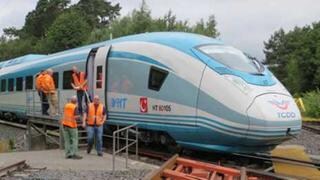 Kurze Pause am "Bahnsteig". Die Tests der türkis gestreiften Züge laufen auf Hochtouren