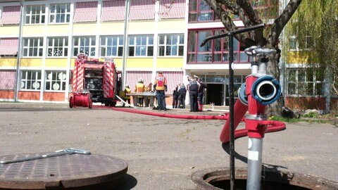 Brand an Schule in Aalen: Ein Feuerwehrauto steht vor einer Schule